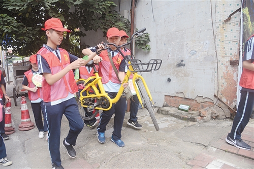 小志願者走街串巷規整共享單車