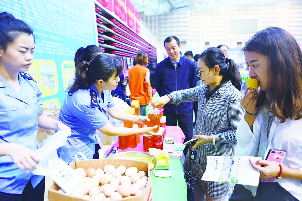 佳木斯市工商干部为贫困户卖农产品