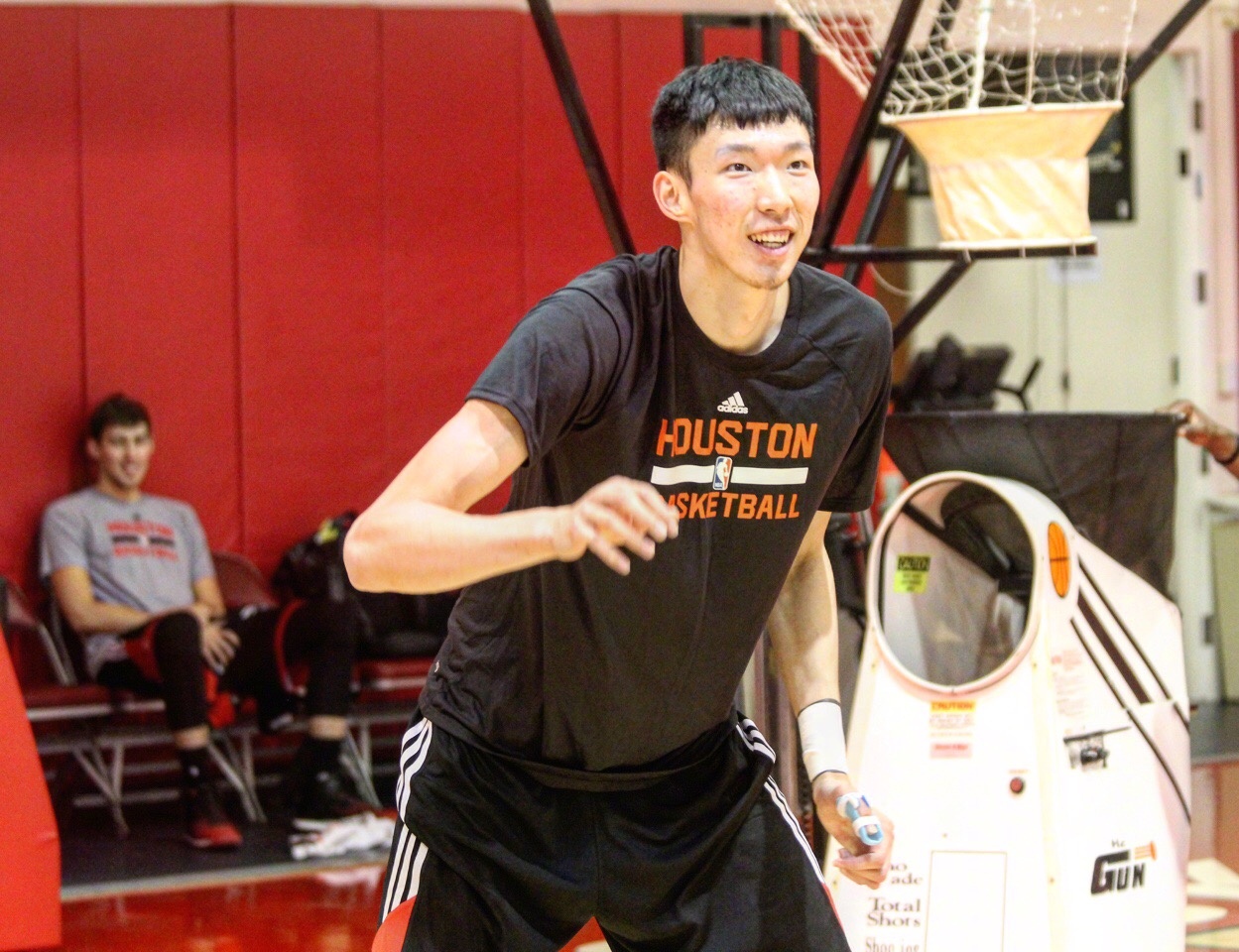 周琦抵达休斯敦 进球馆训练满面笑容