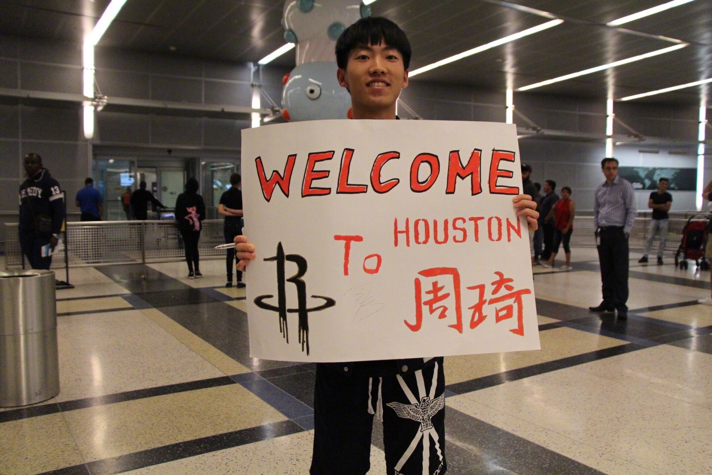 周琦抵达休斯敦 进球馆训练满面笑容