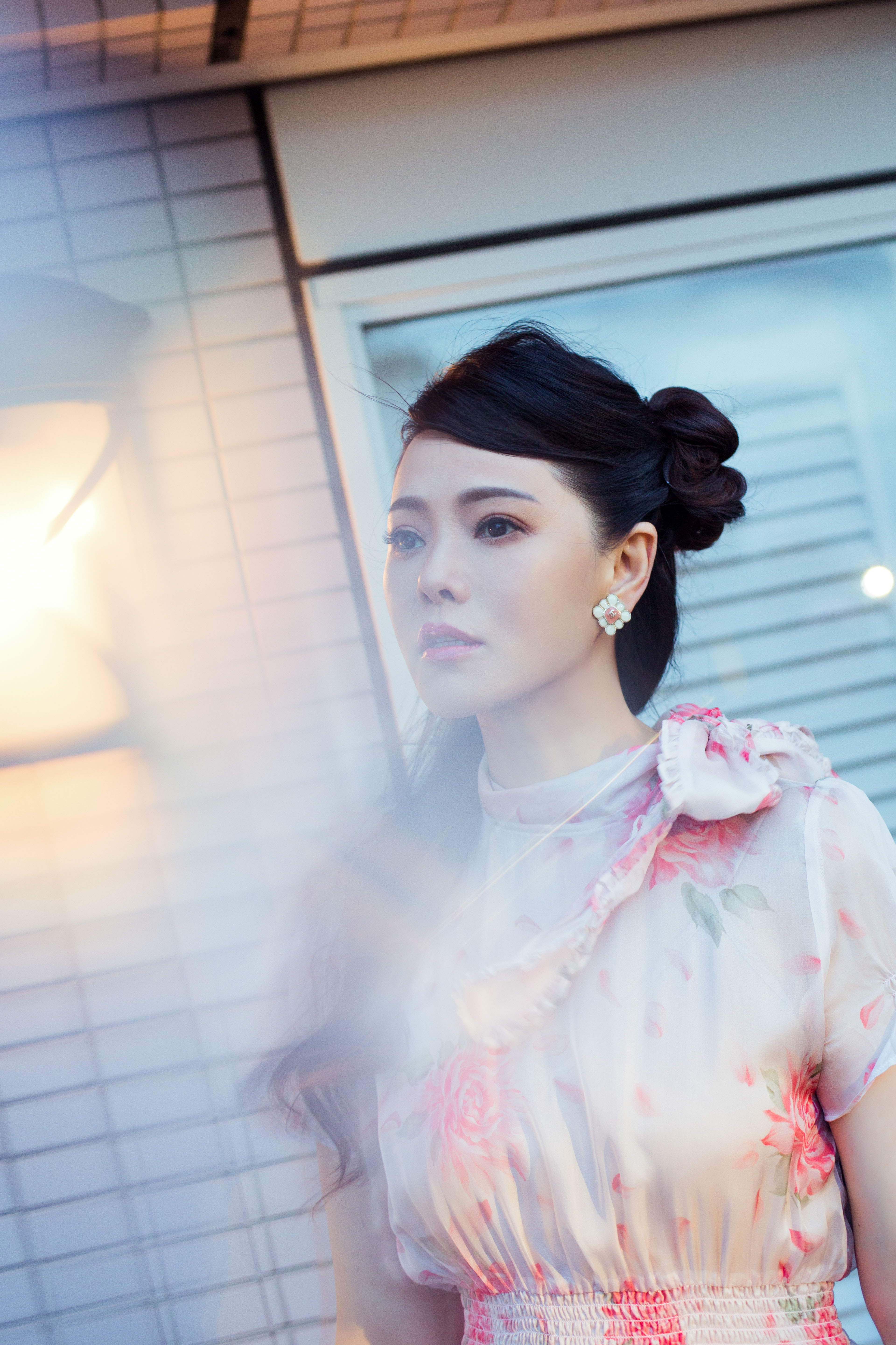 伊能静赴东京参加盛典 温柔似水如少女