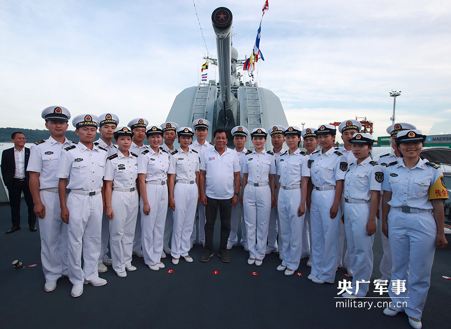 菲总统杜特尔特参观中国海军远航访问编队长春舰