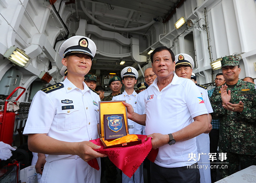 菲总统杜特尔特参观中国海军远航访问编队长春舰