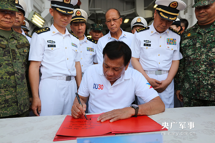 菲总统杜特尔特参观中国海军远航访问编队长春舰