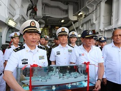 菲總統杜特爾特參觀中國海軍遠航訪問編隊長春艦