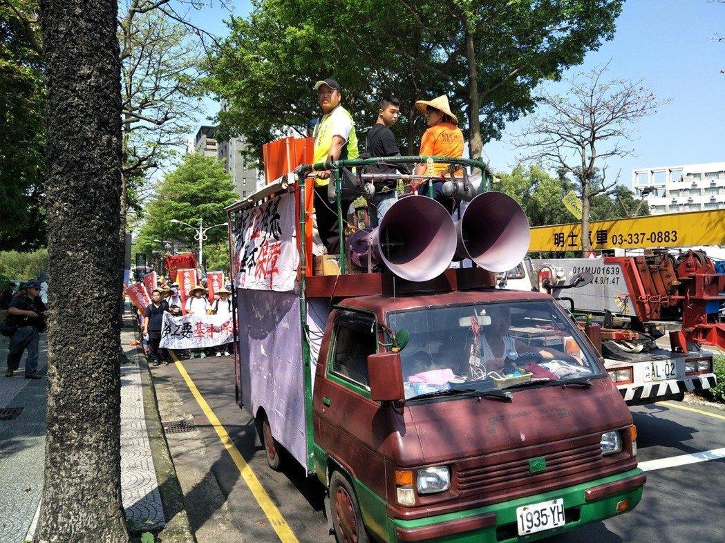 台湾劳工团体为争年金保障 劳动节上街游行呛蔡英文