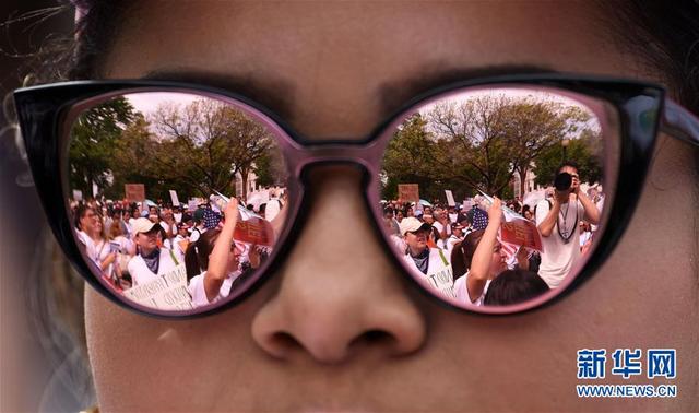 美国各地民众举行劳动节游行