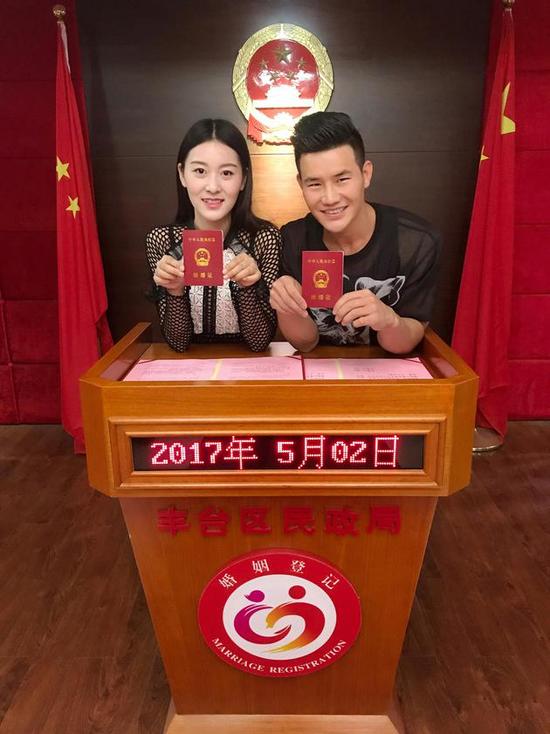 "嘎子"谢孟伟领证结婚 女友清纯靓丽