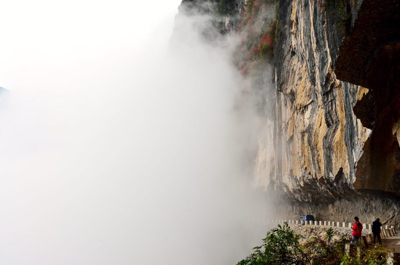 【焦点图】厉害了！重庆村民自发凿出悬崖天路