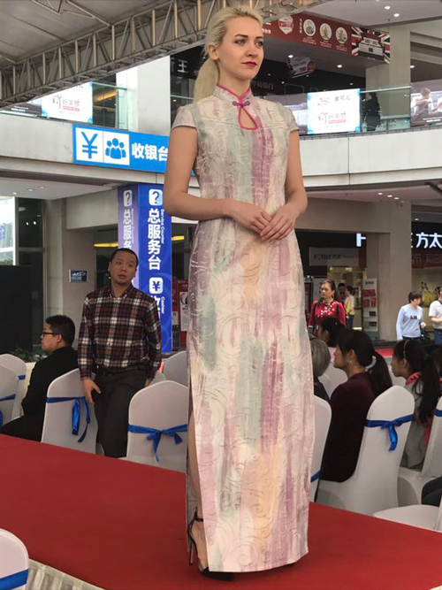 【區縣聯動】【九龍坡區】九龍坡:二郎商圈五一上演“墻布旗袍”時裝秀【區縣聯動】九龍坡:五一上演“墻布旗袍”時裝秀 【區縣聯動】【九龍坡區】九龍坡:二郎商圈五一上演“墻布旗袍”時裝秀【區縣聯動】九龍坡:五一上演“墻布旗袍”時裝秀