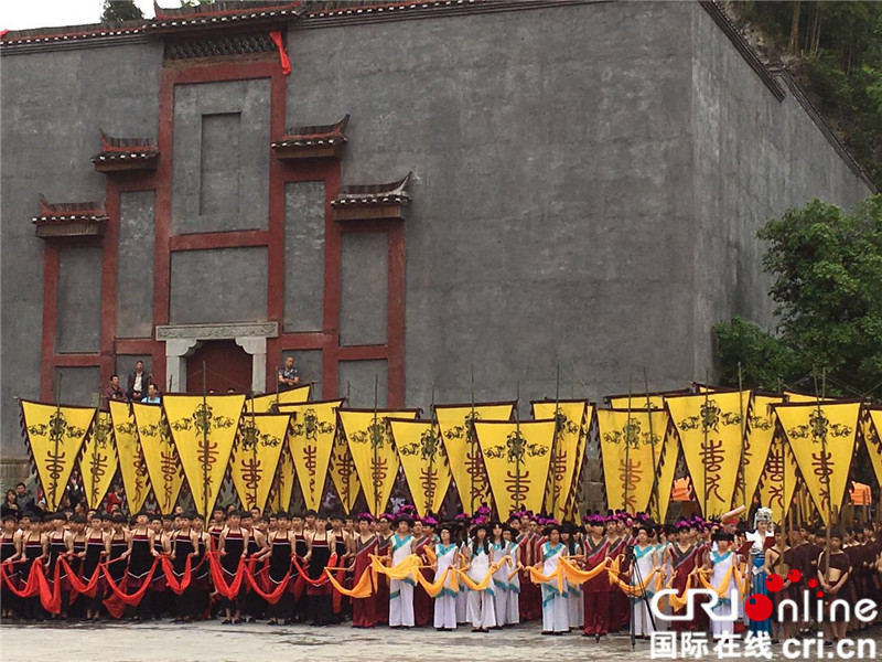已过审【焦点图】百家网络媒体看彭水 九黎城中祭蚩尤体验苗族礼仪