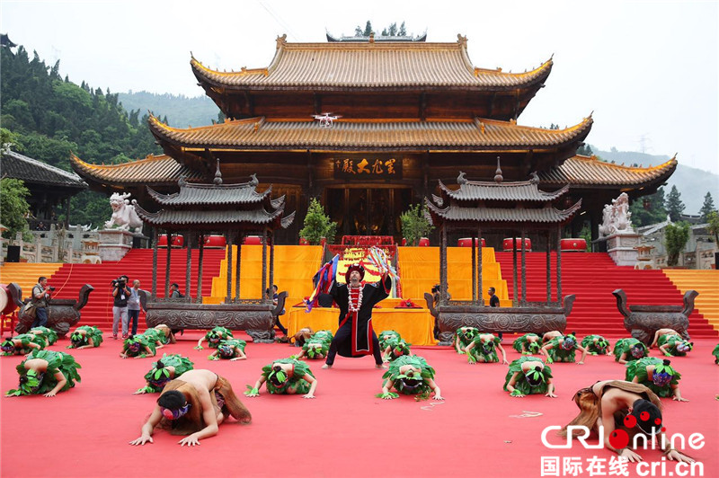 已过审【焦点图】百家网络媒体看彭水 九黎城中祭蚩尤体验苗族礼仪