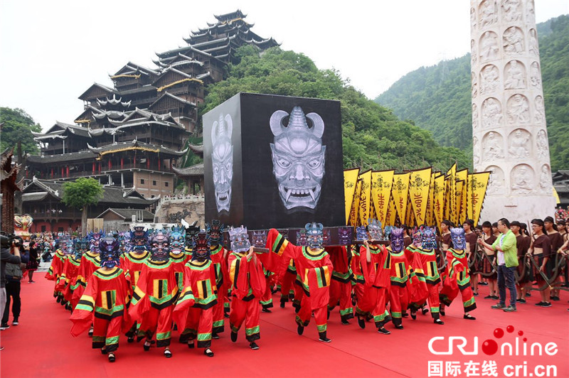 已过审【焦点图】百家网络媒体看彭水 九黎城中祭蚩尤体验苗族礼仪