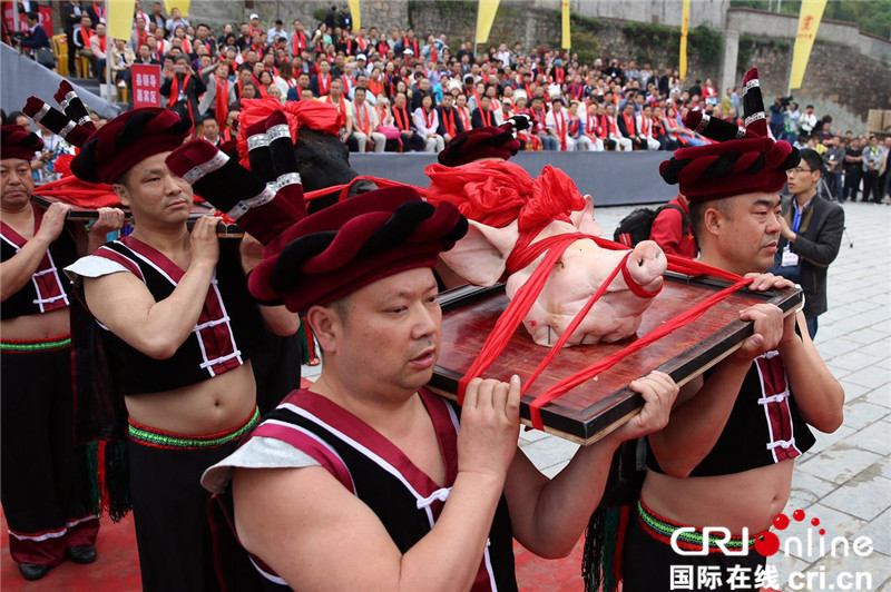 已过审【焦点图】百家网络媒体看彭水 九黎城中祭蚩尤体验苗族礼仪