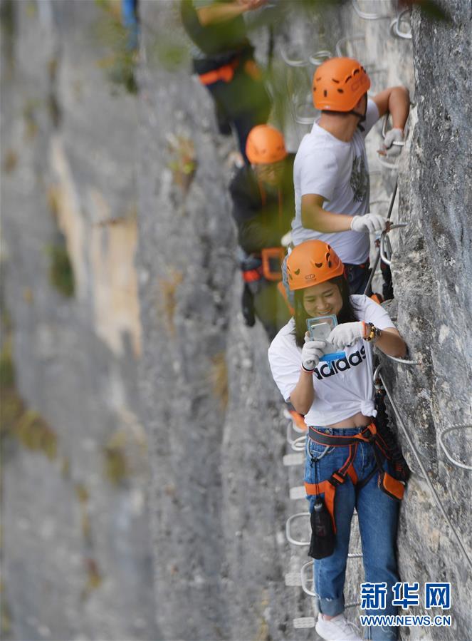 湖北恩施：悬崖绝壁攀岩热
