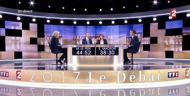 辯論用桌沿襲了法國1974年總統候選人辯論的習慣——長方桌對坐