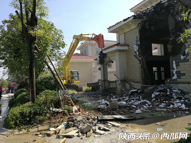在长安区东大街道降南村,施工人员正在拆除国岭项目的违建别墅