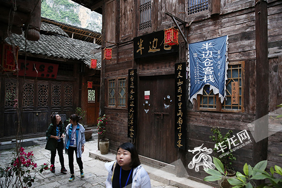 【行遊巴渝圖文】百家網絡媒體進龔灘古鎮 在畫卷中齊跳擺手舞【內頁標題】全國百家網絡媒體記者走進龔灘古鎮 在歷史畫卷中齊跳擺手舞 【行遊巴渝圖文】百家網絡媒體進龔灘古鎮 在畫卷中齊跳擺手舞【內頁標題】全國百家網絡媒體記者走進龔灘古鎮 在歷史畫卷中齊跳擺手舞