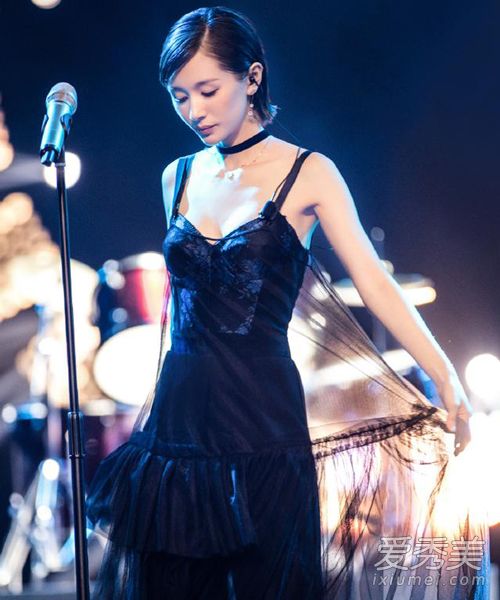 赵丽颖的脸竟然这么小！娱乐圈巴掌脸女明星盘点