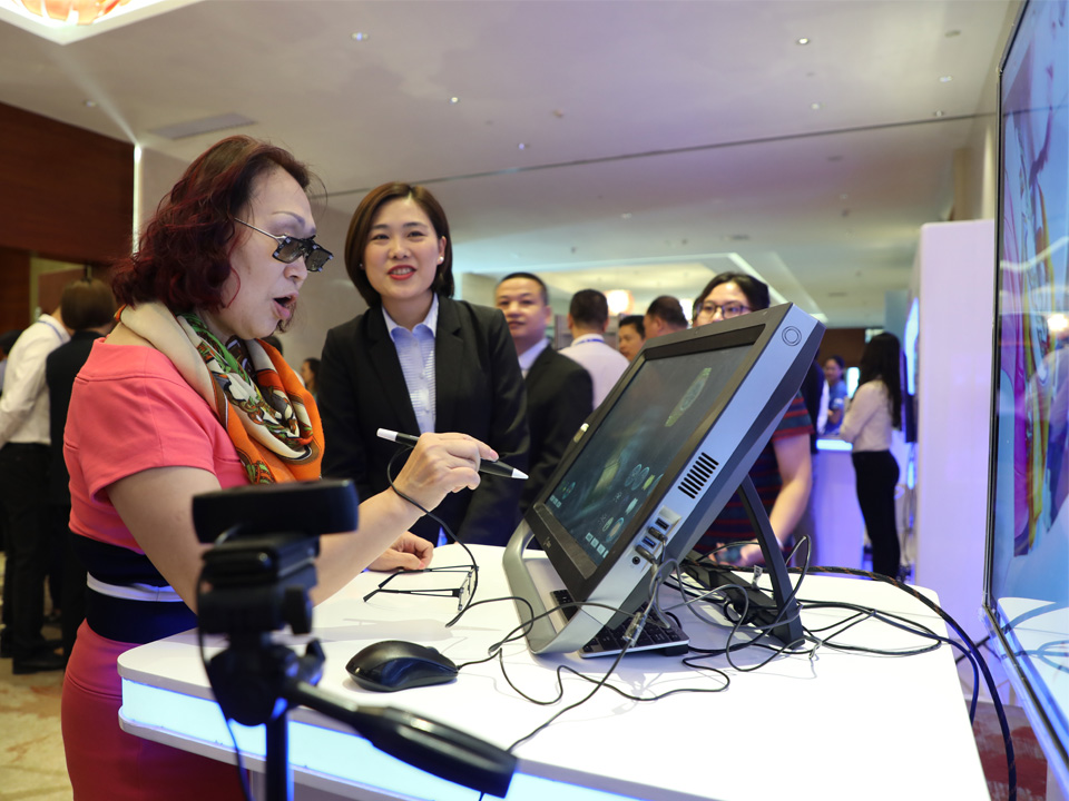 第三屆中國—東盟信息港論壇在南寧舉行_fororder_5參會嘉賓感受VR互動式體驗