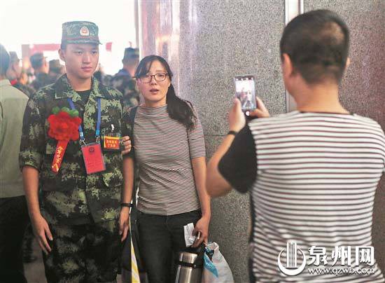泉州欢送2018年度新兵入伍 2000余名新兵奔赴祖国各地