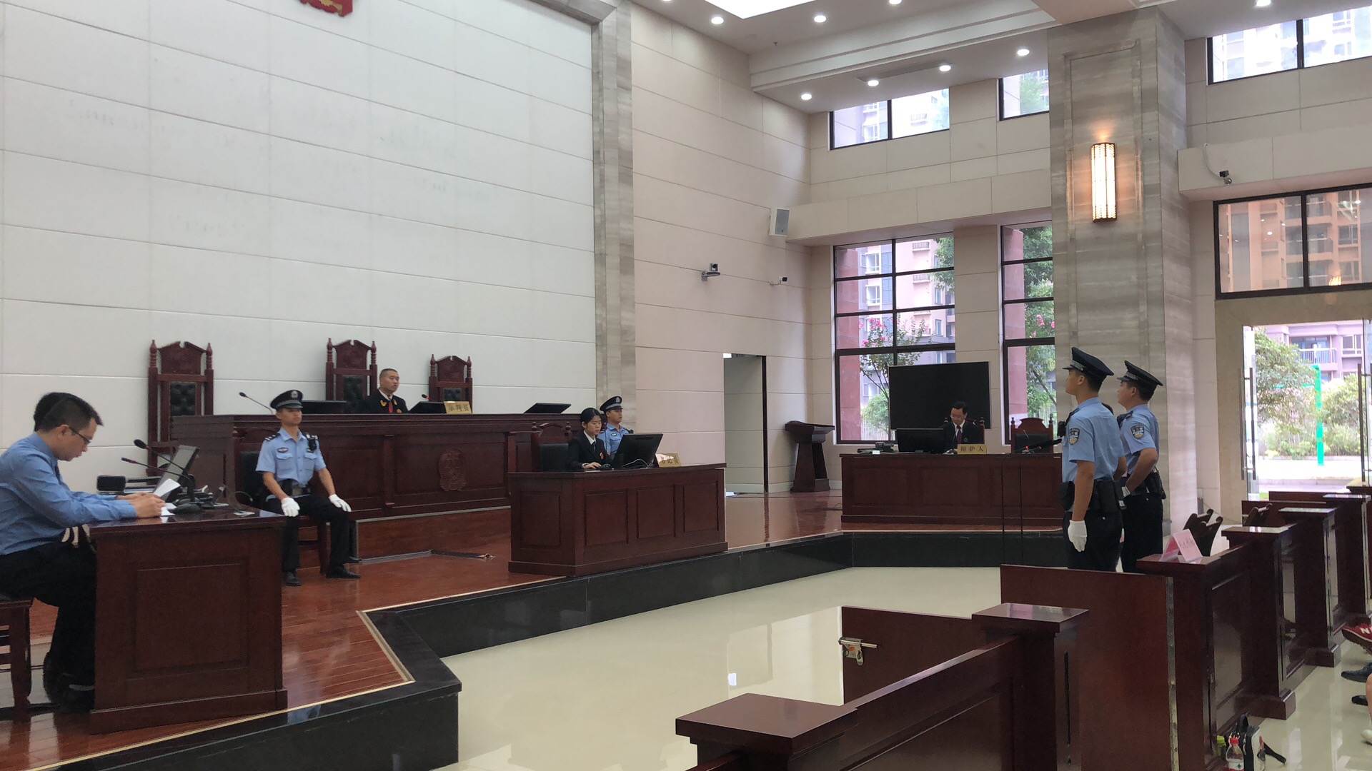 许友兵涉嫌拒不履行判决、裁定罪案件开庭。_fororder_微信图片_20180913105008