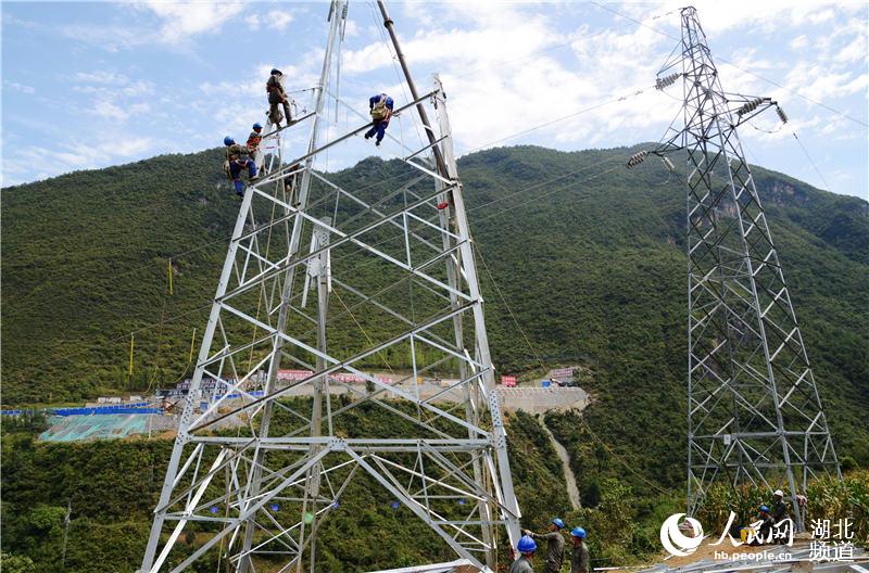 湖北保康：高山雲端遷改線路保障鄭萬高鐵建設