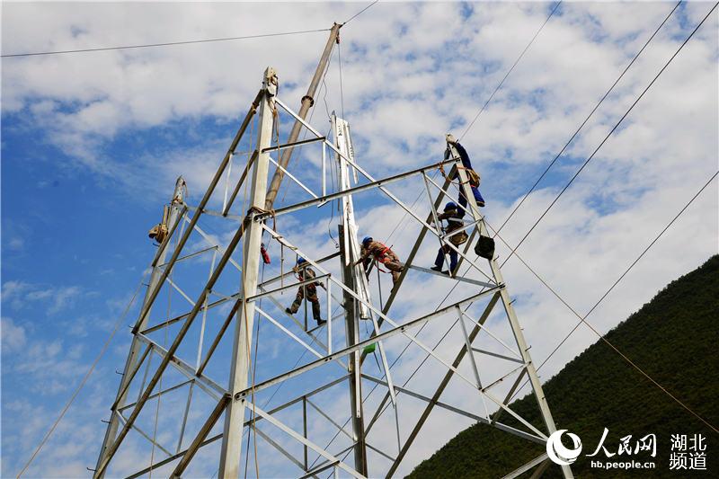 湖北保康：高山雲端遷改線路保障鄭萬高鐵建設