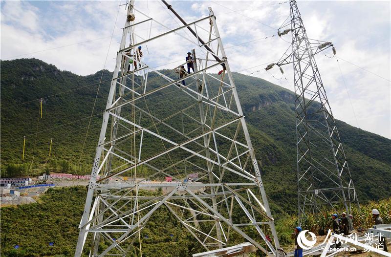 湖北保康：高山雲端遷改線路保障鄭萬高鐵建設