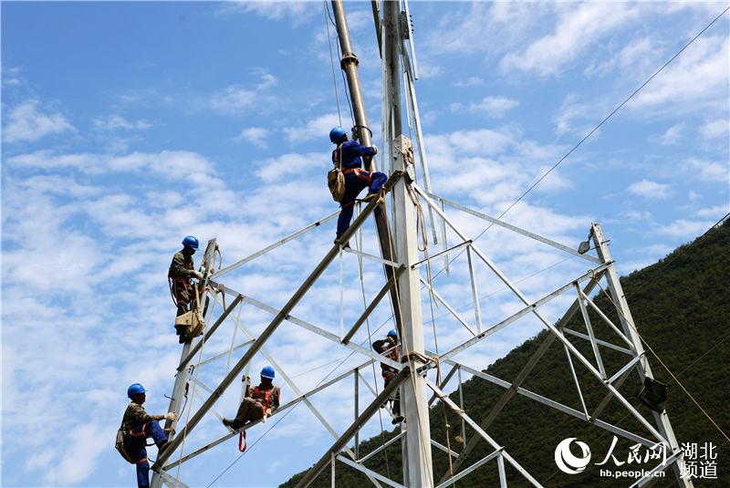 湖北保康：高山雲端遷改線路保障鄭萬高鐵建設