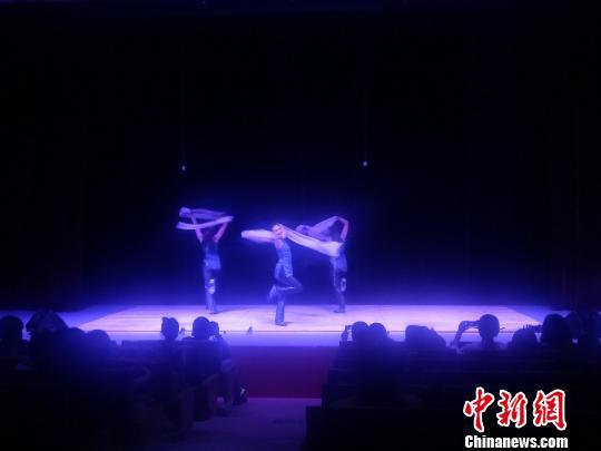 台湾青年踢踏舞者的“声东”与“击西”