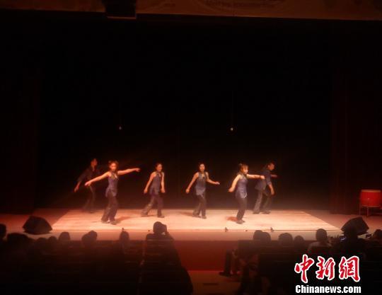 台湾青年踢踏舞者的“声东”与“击西”