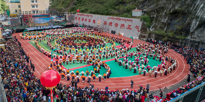 甘孜州雅江县第三届松茸节开幕千人原生态锅庄激舞雅砻江畔