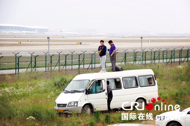 敬业的记者们正在拍摄~