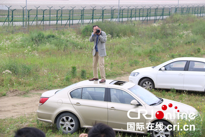 敬业的记者们正在拍摄~