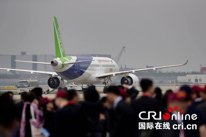 现场已经聚集了许多等待观看首飞的群众