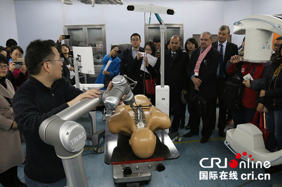 英国大V阿尤走近中国智造：拯救生命的中国机器人
