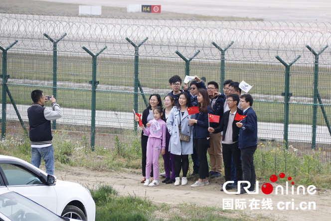 聚集在场外的观众兴奋地合影留念~