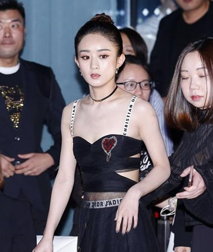 赵丽颖吊带抹胸透视裙出席活动 秀小蛮腰和大长腿
