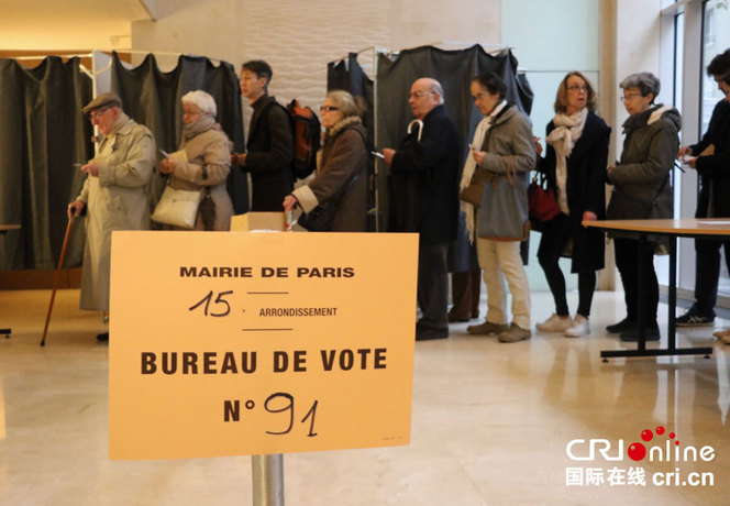 位于巴黎15区的91号投票站从一大早开门到现在一直忙碌着