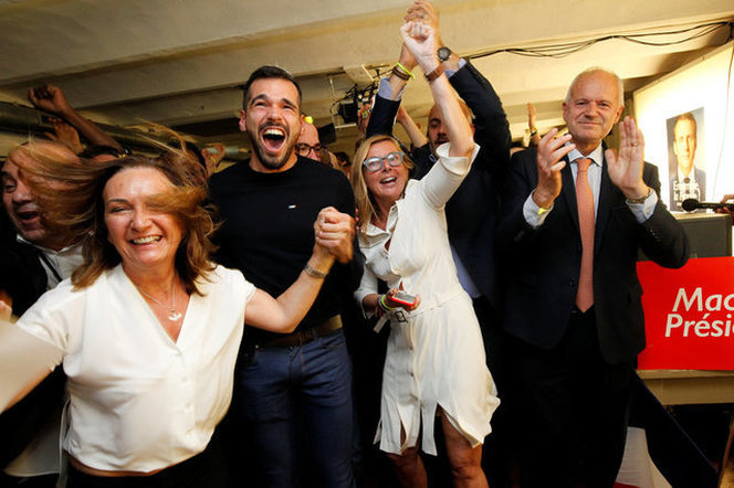马克龙赢得法国大选 支持者疯狂庆祝