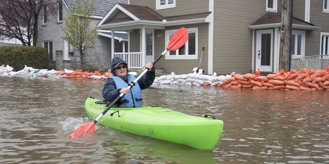 加拿大加蒂诺洪水 民众划船出行