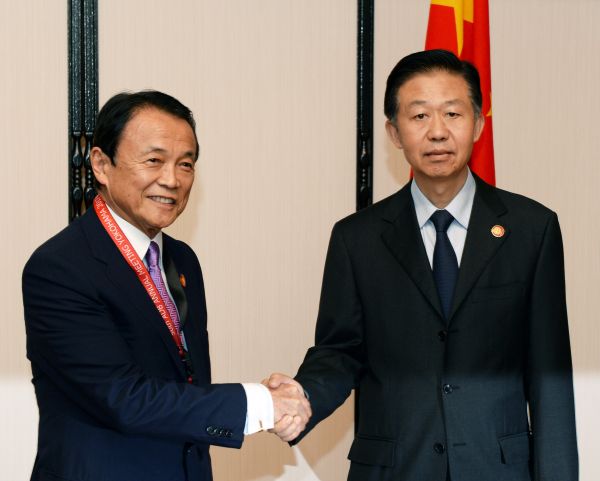 5月6日,在日本橫濱,日本副首相兼財務大臣麻生太郎(左)和中國財政部