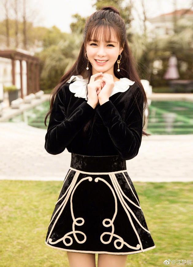 沈梦辰微笑日晒照甜美可爱 但是却被网友这样吐槽