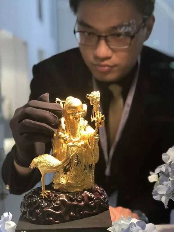 上海工艺大师628克重金打造《寿星婆婆》 作品亮相香港珠宝展
