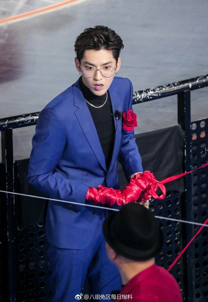 吴亦凡耳戴鲜花好"娇媚"撒手骑车炫绝技