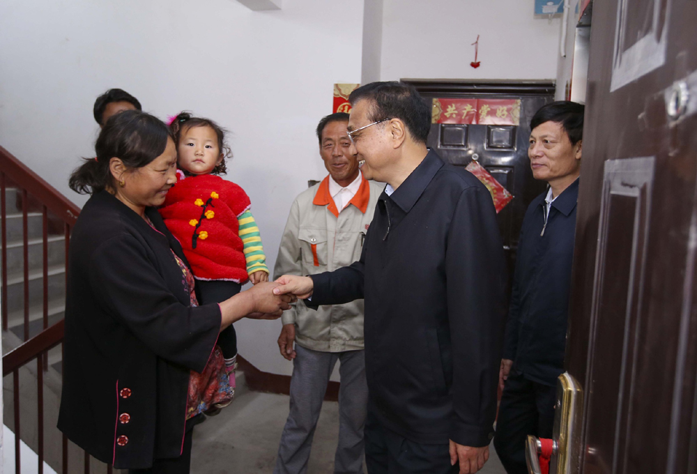 李克强冒雨探访河南黄河滩区