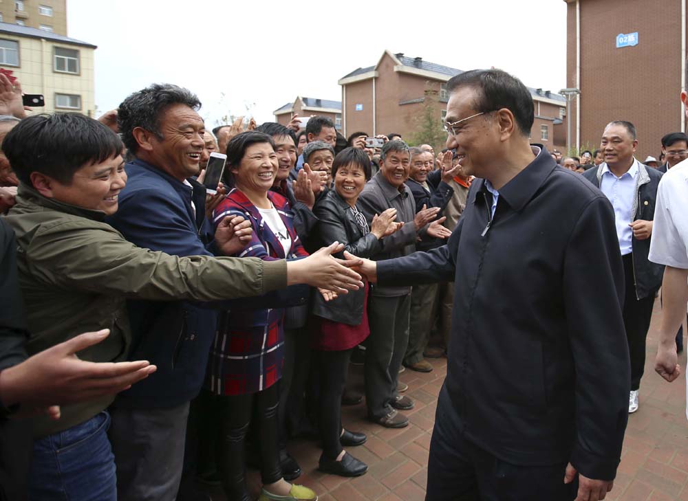 李克强冒雨探访河南黄河滩区