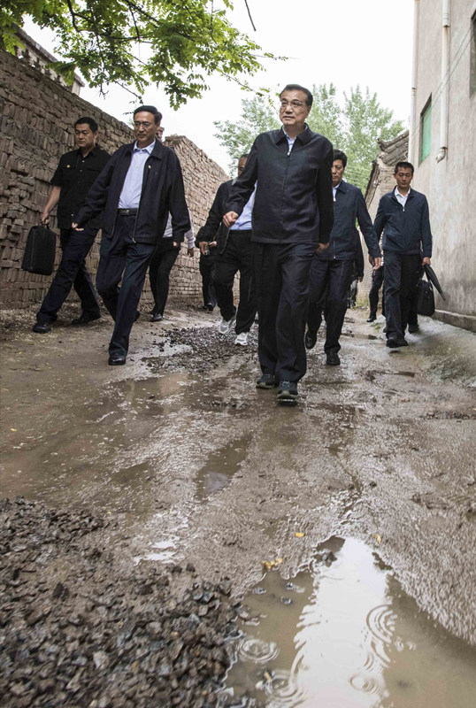 李克强冒雨探访河南黄河滩区