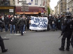 法大選抗議者遊行 警方使用催淚瓦斯和橡皮子彈